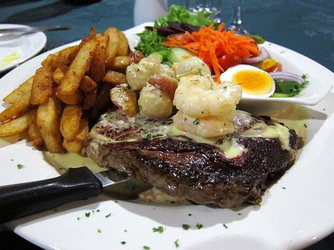 Maloneys Restaurant - Holiday Sunshine Coast 0