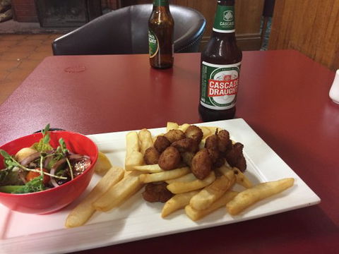 Man-O-Ross Hotel Restaurant - Holiday Sunshine Coast 0