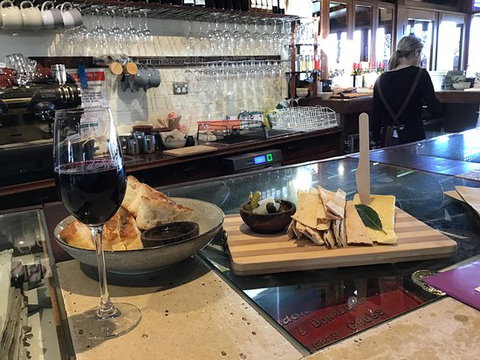 Polly's Porch McLaren Vale - Sunshine Coast Tourism 0