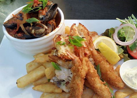 Nicholsons Bar And Grill - Holiday Sunshine Coast 0