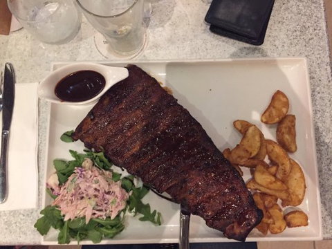 Trinity Beach Tavern - Holiday Sunshine Coast 0