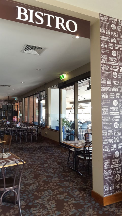 Kings Beach Tavern - Holiday Sunshine Coast 1
