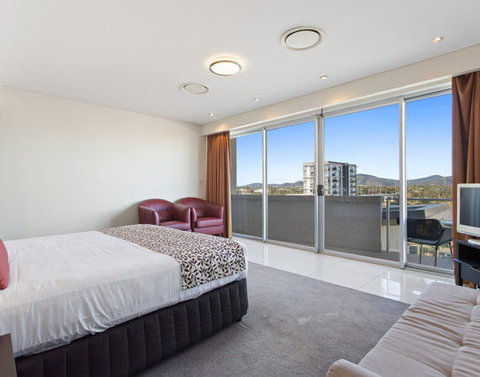 CBD Executive Apartments - Holiday Sunshine Coast 4