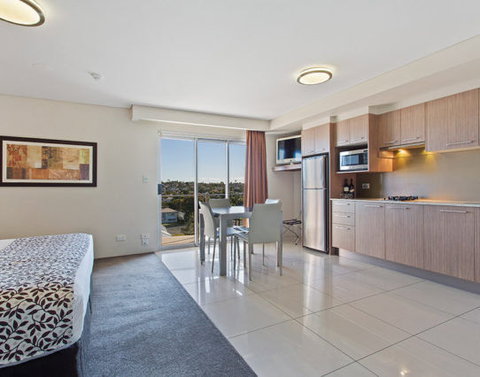 CBD Executive Apartments - Holiday Sunshine Coast 8