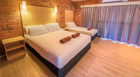 Contour Hotel - Sunshine Coast Tourism 3