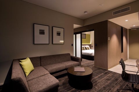 The Glen Hotel & Suites - Sunshine Coast Tourism 4
