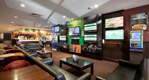 Nightcap At Ashley Hotel - Sunshine Coast Tourism 4