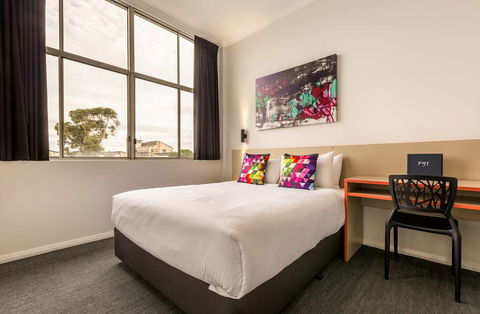 Nightcap At Ashley Hotel - Sunshine Coast Tourism 5