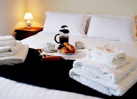 Hut on the Hill B&B - Holiday Sunshine Coast 0