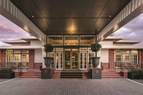 Hotel Kurrajong Canberra - Sunshine Coast Tourism 2