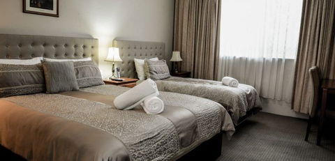 Cotswold Gardens - Holiday Sunshine Coast 2