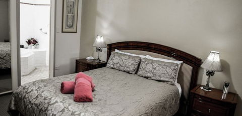 Cotswold Gardens - Holiday Sunshine Coast 8