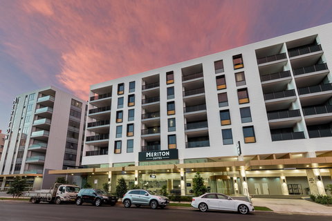 Meriton Suites Sydney Airport - Sunshine Coast Tourism 1