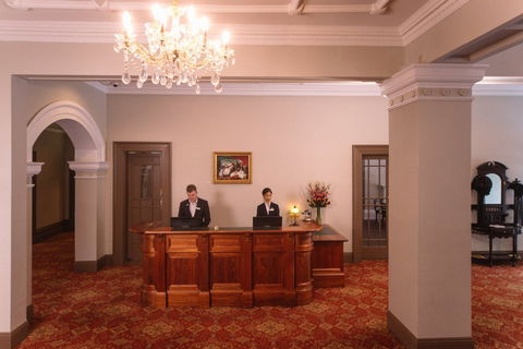Hadley's Orient Hotel - Holiday Sunshine Coast 1