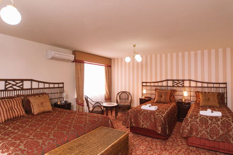 Hadley's Orient Hotel - Holiday Sunshine Coast 3