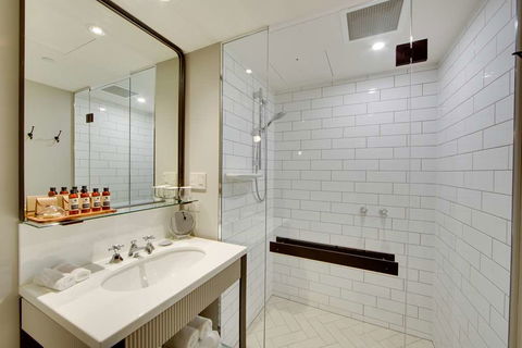 Mayfair Hotel - Sunshine Coast Tourism 6