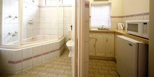 Lorne Coachman Inn - Sunshine Coast Tourism 3