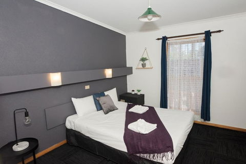 Elm Court Motel - Sunshine Coast Tourism 0