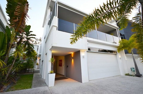 Alex Beach House - Holiday Sunshine Coast 0