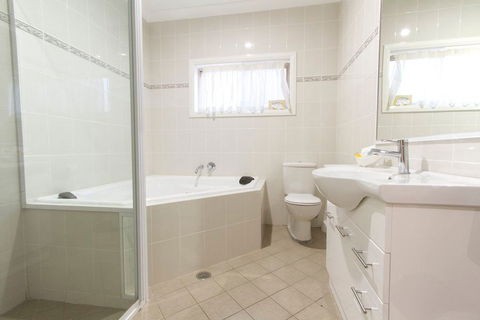Harvest Lodge Motel - Sunshine Coast Tourism 1