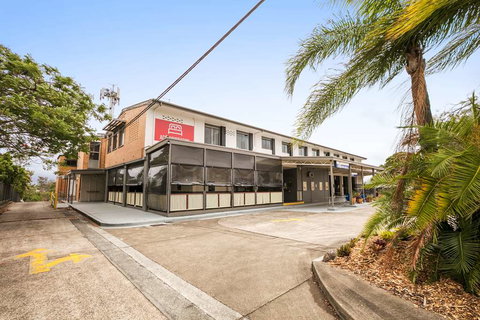 Camp Hill Hotel - Holiday Sunshine Coast 0
