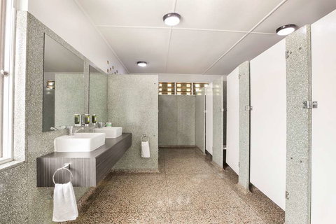 Camp Hill Hotel - Holiday Sunshine Coast 1