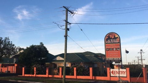 Across Country Motel & Svcd Apts - Sunshine Coast Tourism 0