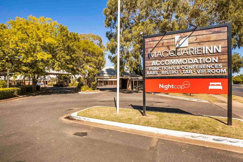 Macquarie Inn - Holiday Sunshine Coast 0