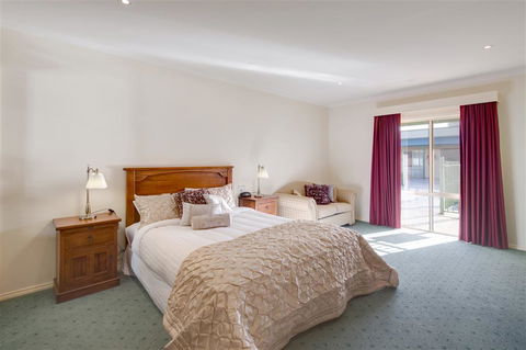 Best Western Crystal Inn - Sunshine Coast Tourism 1