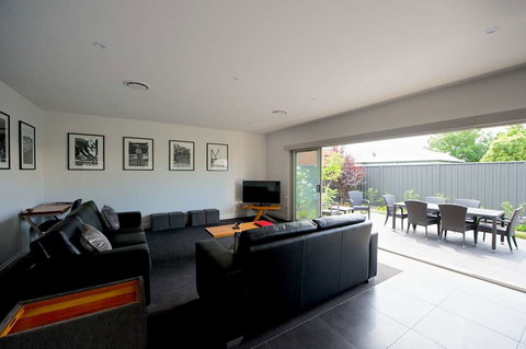 Mansi on Raymond - Holiday Sunshine Coast 1