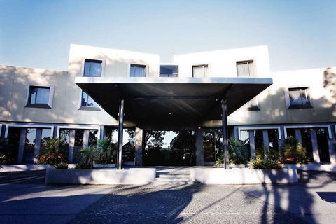 Golden Pebble Hotel - Sunshine Coast Tourism 0
