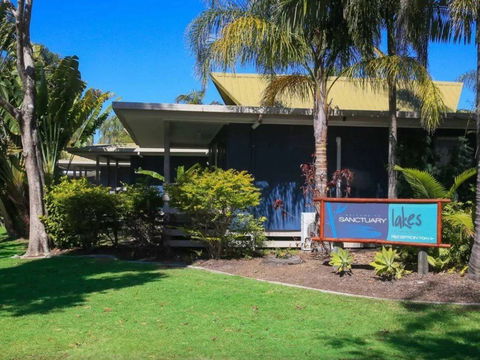 Sanctuary Lakes Fauna Retreat - Sunshine Coast Tourism 0