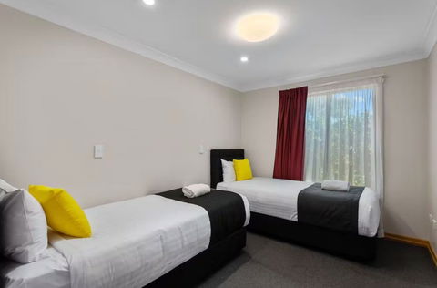 Eastgate On The Range Motel - Holiday Sunshine Coast 1