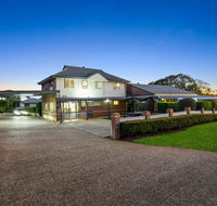 Ambassador On Ruthven Motel - Holiday Sunshine Coast