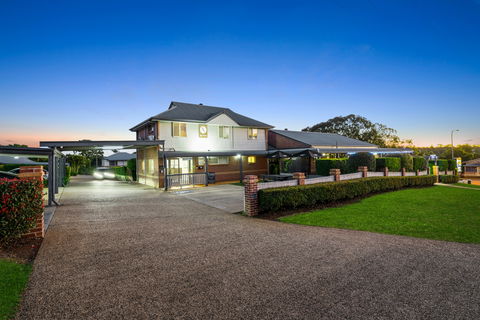 Ambassador On Ruthven Motel - Holiday Sunshine Coast 0