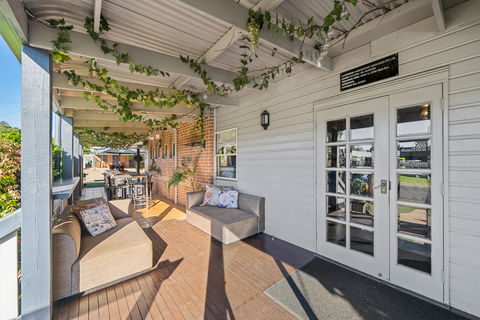 Ambassador On Ruthven Motel - Holiday Sunshine Coast 1