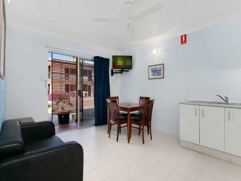 Cairns City Palms - Sunshine Coast Tourism 0