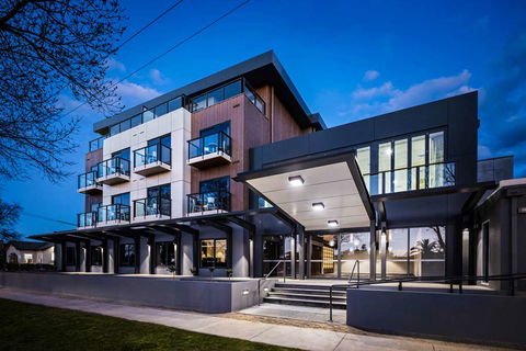 Quality Hotel Lakeside - Holiday Sunshine Coast 0