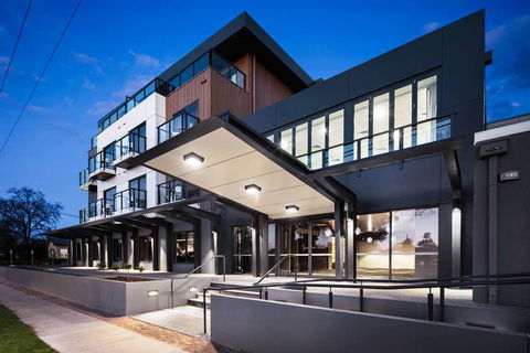 Quality Hotel Lakeside - Holiday Sunshine Coast 1