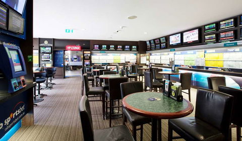Nightcap At High Flyer Hotel - Holiday Sunshine Coast 5