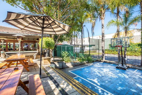 Nightcap At High Flyer Hotel - Holiday Sunshine Coast 11
