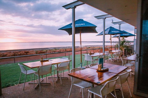 Onslow Beach Resort - Sunshine Coast Tourism 3