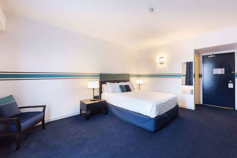 Ramada By Wyndham Diplomat Canberra - Holiday Sunshine Coast 4