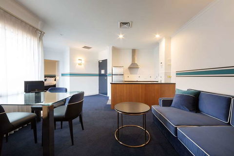 Ramada By Wyndham Diplomat Canberra - Holiday Sunshine Coast 8