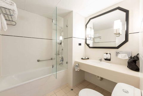 Ramada By Wyndham Diplomat Canberra - Holiday Sunshine Coast 9