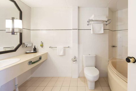 Ramada By Wyndham Diplomat Canberra - Holiday Sunshine Coast 11