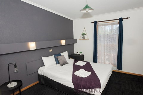 Elm Court Motel - Holiday Sunshine Coast 0