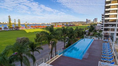 Crowne Plaza Perth - Holiday Sunshine Coast 0