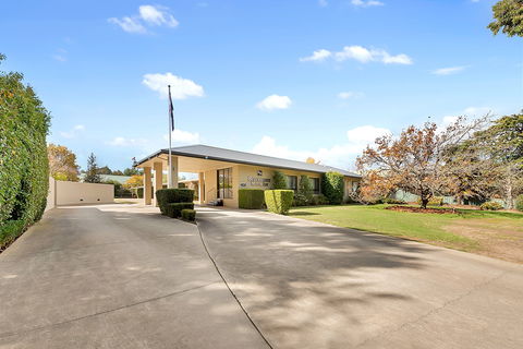 Beechworth Motor Inn - Sunshine Coast Tourism 1