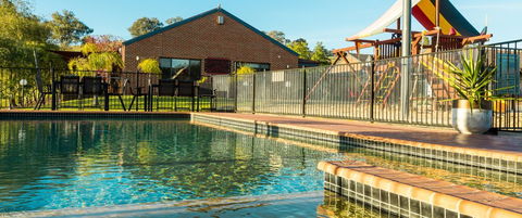 Blazing Stump Motel & Suites - Sunshine Coast Tourism 1